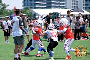 前灘體(tǐ)育公園中的(de)足球場(chǎng)、籃球場(chǎng)、網球場(chǎng)...